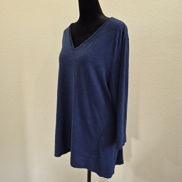 Chico's Deep Blue Size 3 Long Sleeve V-Neck Top - Picture 2 of 10